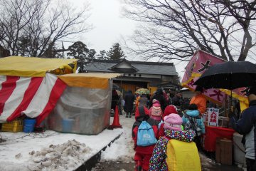 <p>Children, parents, visitors, and residents pour into the shrine grounds to see the performance.</p>