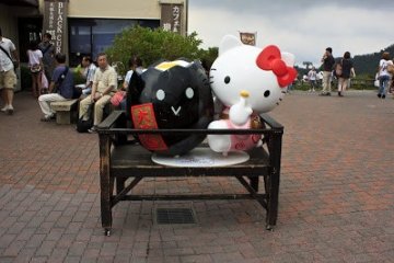 <p>black egg and kitty</p>
