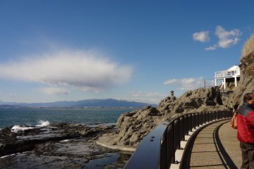 You can enjoy crossing a well-made pedestrian overpass leading to the second cave. To tell the truth, I liked this overpass much more than the cave itself. Being exposed to the sea breeze, I felt I was being cleansed and purified.