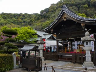麻耶山を望む美しい平穏な光景の中に佇む北野天満神社。神社を取り巻く山々が、豊かな緑に息づく春の訪問がベストだ