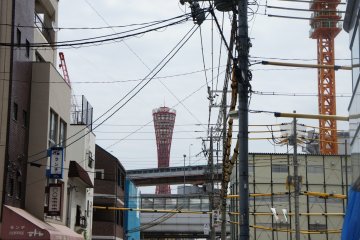 미나토 모토마키 역에서 보이는 코베의 항구 타워.