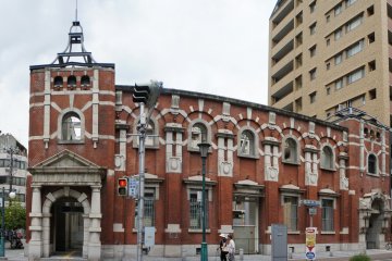 <p>Front view of&nbsp;Minato Motomachi Station</p>
