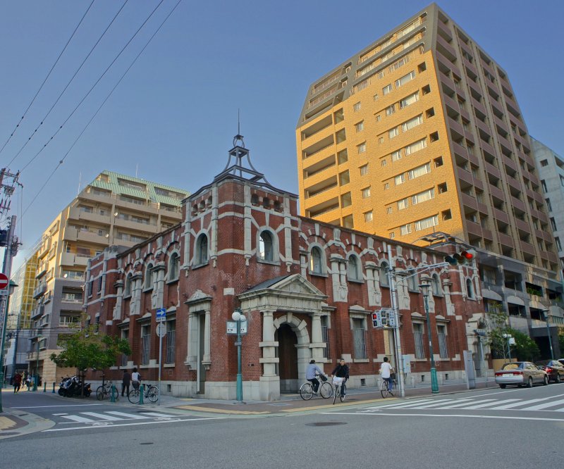 <p>The red brick structure of Minato Motomachi Station, one of the most beautiful stations in this region.</p>