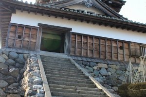 平山城の特徴であろう、天守閣へ至る石段はとても急傾斜だ