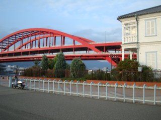 Khung cảnh Minato Ijinkan và Kobe Ohashi ở bên trái với bờ sông ở phía sau.