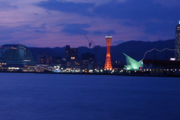 주로 주말에 미나토 이진칸과 함께, 여러분은 많은 낚시꾼들을 볼 수 있다. 저녁에는 고베 항구의 탑쪽 경치도 훌륭하다