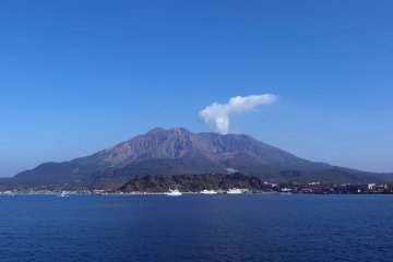 เสน่ห์ของภูเขาไฟซากุระจิม่า นักท่องเที่ยวมีโอกาสเห็นควันลอยออกมาจากปล่องทุกวัน เนื่องจากเป็นภูเขาไฟที่ยังไม่สงบ