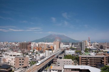 ภูเขาไฟซากุระจิม่า มองจากอาคารสูงในเมืองคาโกชิมา