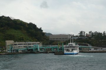 ท่าเรือบนเกาะ การเดินทางไปภูเขาไฟซากุระจิม่า มีเรือเฟอรี่เชื่อมระหว่างท่าเรือบนแผ่นดินใหญ่ ณ อ่าวคาโกชิม่า (เดินจากสถานีรถไฟคาโกชิมา 10 นาที) และท่าเรือบนเกาะ ให้บริการตลอด 24 ชั่วโมงทุกวัน ค่าโดยสารคนละ 150 เยน