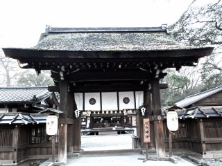 小さいが美しい神社山門
