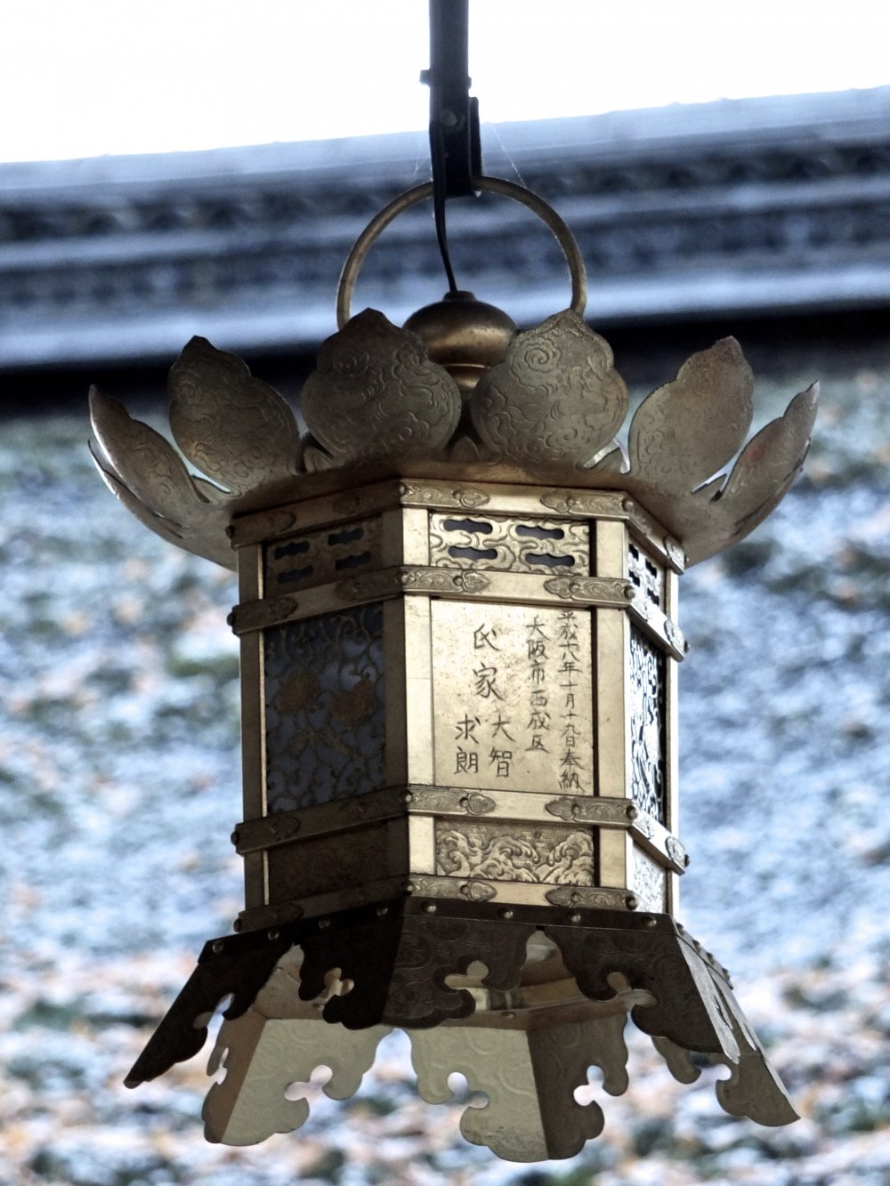 Một chiếc đèn lồng ở phía trước mái nhà phủ đầy sương sớm cực kỳ đẹp