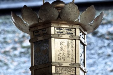 <p>A lantern in front of a roof covered in frost was extremely beautiful</p>