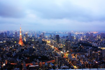 <p>แสงสีของหอคอยโตเกียว (Tokyo Tower) และตึกรามบ้านช่องโดยรอบในยามพลบค่ำนั้นเป็นวิวอันแสนโรแมนติกที่ถือเป็นภาพถ่ายยอดนิยมอันเป็นสัญลักษณ์ของโตเกียวภาพหนึ่งเลยทีเดียว ซึ่งแสงไฟที่ระยิบระยับในยามค่ำคืนนั้นเป็นสัญลักษณ์ที่สะท้อนสีสันและชีวิตชีวายามค่ำคืนของเมืองนี้ได้เป็นอย่างดีที่สุด สมกับเป็นเมืองที่ไม่เคยหลับไหลที่มีเสน่ห์มากที่สุดของโลกเลยทีเดียว</p>