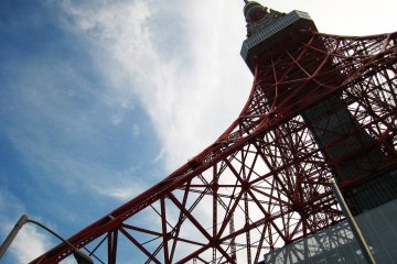 <p>ภาพหอคอยโตเกียว (Tokyo Tower) ในมุมเงยนี้ (แบบ ant eye view) ถ่ายจากฐานด้านล่างของหอคอย สามารถสะท้อนความยิ่งใหญ่อันแข็งแกร่งของโครงสร้างเหล็กยักษ์นี้ได้เป็นอย่างดี ซึ่งนี่คืออีกหนึ่งมุมที่คนนิยมถ่ายรูปกัน</p>