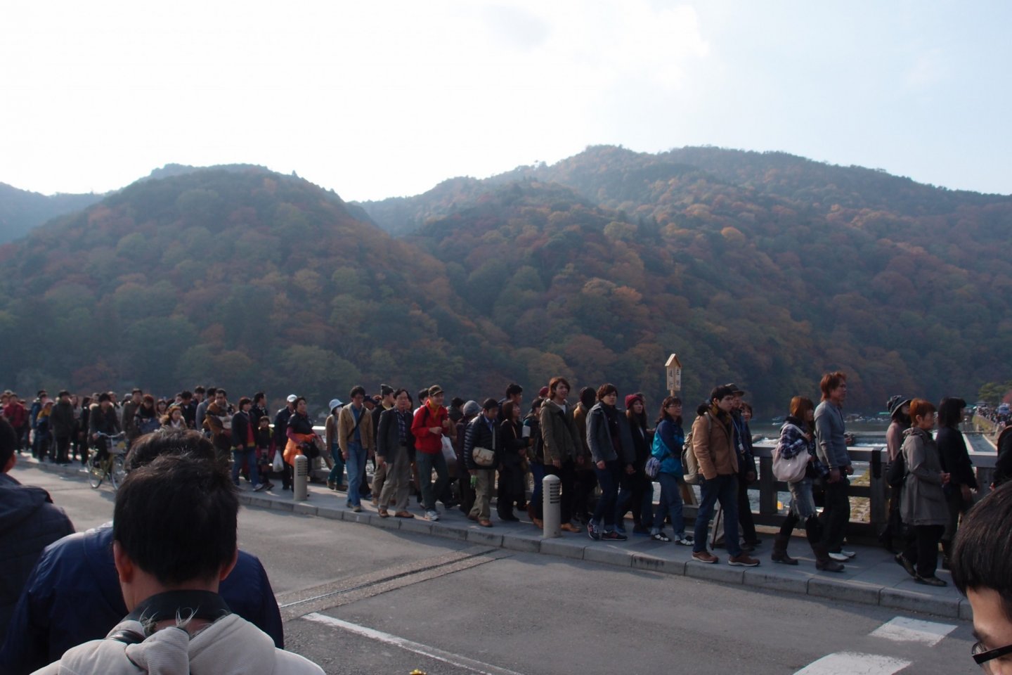 ผู้คนมากมายที่สะพาน Togetsukyo เพื่อชมใบไม้ร่วง