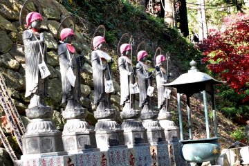 오야마데라 사원의 독특한 동상들
