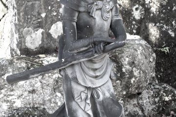 검을 들고 있는 독특한 동상