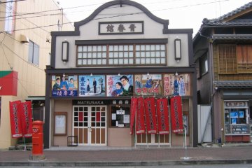 <p>ตึกที่ดูเหมือนร้านขายราเมนแห่งนี้คือพิพิธภัณฑ์ภาพยนตร์ของโอสุ ยาสุจิโร่</p>