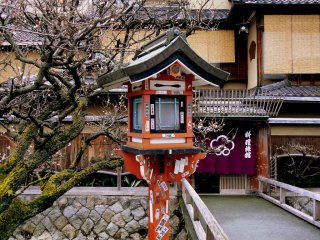 Chiếc lồng đèn bằng gỗ ở Gion
