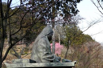 산허리에 있는 무라사키 시키부 동상