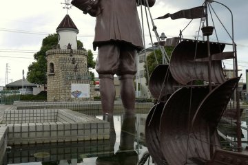<p>รูปปั้น Gulliver กำลังลากเรือ Lilliputian ขนาดใหญ่หน้าสถานีรถไฟ Omi-Takashima</p>

<p></p>

<p></p>

<p></p>