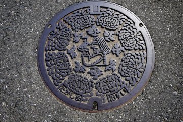 <p>Takashima&#39;s manhole covers feature Gulliver</p>