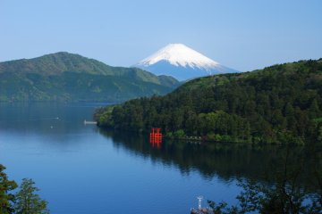 One of the most typical and lovely photos of Hakone depicts this scene: A deep blue sky, Ashinoko Lake, Mt. Fuji in the background, and a red shrine gate at the water’s edge. That red gate that you see is the entrance to Hakone Shrine.