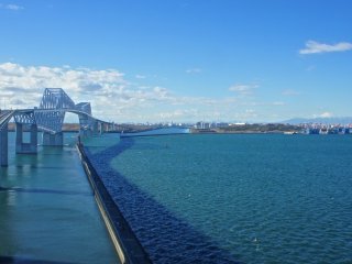 Wakasu&nbsp;Park&nbsp;has an elevator which connects to the walkway on the Tokyo Gate Bridge. You can get a panoramic view of&nbsp;the blue waters, the bridge and Mount Fuji in the far distance (extreme right).