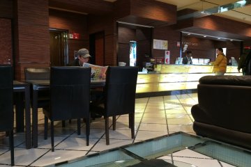 <p>lobby โรงแรมค่ะ reception น่ารักและใจดีมาก ถึงจะพูดภาษาอังกฤษไม่ค่อยได้ แต่ก็ให้บริการเต็มที่ไปเลย</p>