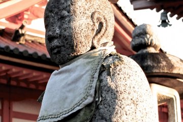 <p>In front of the temple, this statue too is enjoying the sunset</p>