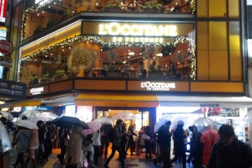 <p>Looking up at the L&#39;Occitane cafe from the famous Shibuya&nbsp;crossing&nbsp;</p>