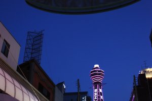 แสงสียามค่ำคืนขอหอคอยซึเท็นกากุ (Tsutenkaku Tower) และบริเวณโดยรอบในอีกมุมมองของย่านชินเซไก (Shinsekai) ซึ่งมีชีวิตชีวาแตกต่างไปอีกรูปแบบ