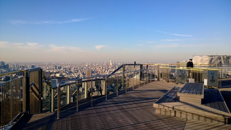 <p>มุมมองเมือง : สแตนด์ไม้สวยเก๋บนชั้นดาดฟ้า Sky Deck ของ Tokyo City View นี้ ให้เราได้นั่งเล่นอ้าแขนรับลมพร้อมชิลล์ชมวิวเมืองโตเกียวได้อย่างสุดลูกหูลูกตา&nbsp;</p>