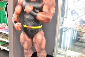 ภายในร้าน Muscle shop มีรูปปั้น Kinnikuman ขนาดเท่าคนจริงยืนโพสท่าอย่างแข็งแรง
