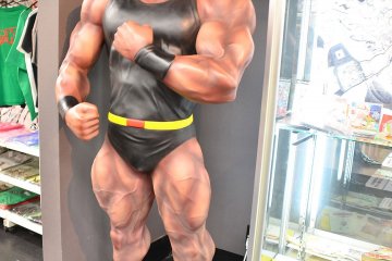 <p>ภายในร้าน Muscle shop มีรูปปั้น Kinnikuman ขนาดเท่าคนจริงยืนโพสท่าอย่างแข็งแรง</p>