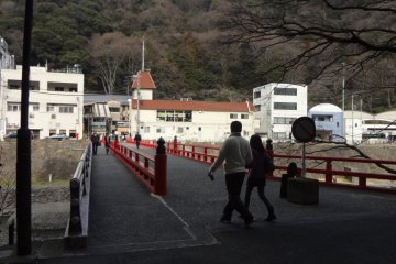 There is a river in front of Hakone-yumoto station. Cross over the red bridge near the station, and turn right. You will soon come to a mountain path. Follow the wooden signs for So-un-ji.