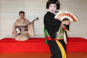 舞は糸扇家ひさ乃。三味線は糸扇家まどか。芦原芸妓として、親子で日本伝統芸能を伝承する