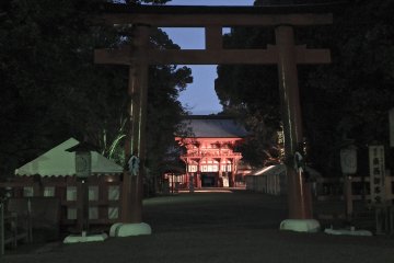 <p>At just after 6AM, the shrine was dark, cold, and mysterious</p>