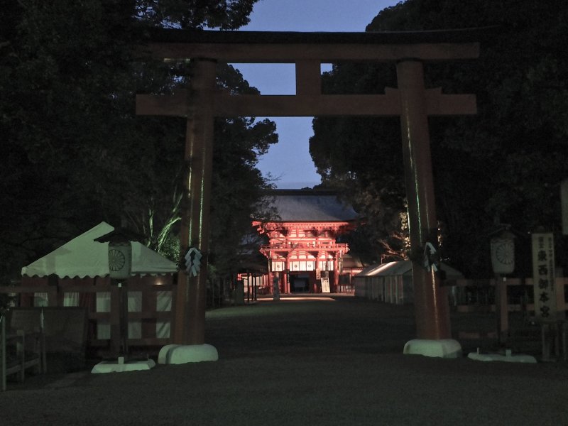 <p>At just after 6AM, the shrine was dark, cold, and mysterious</p>