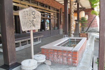 <p>น้ำพุร้อนริมถนนเมืองโอตารุ</p>