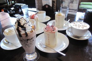 เครื่องดื่มและขนมอร่อยของช็อกโกแลต เล้าจ์ ภายในสวนชิโรอิ โคอิบิโตะ