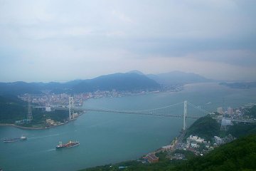 <p>ภาพวิวสะพานแขวนลอยฟ้า สะพานกันมอนเกียว (Kanmonkyo Bridge) ในเวลากลางวัน</p>