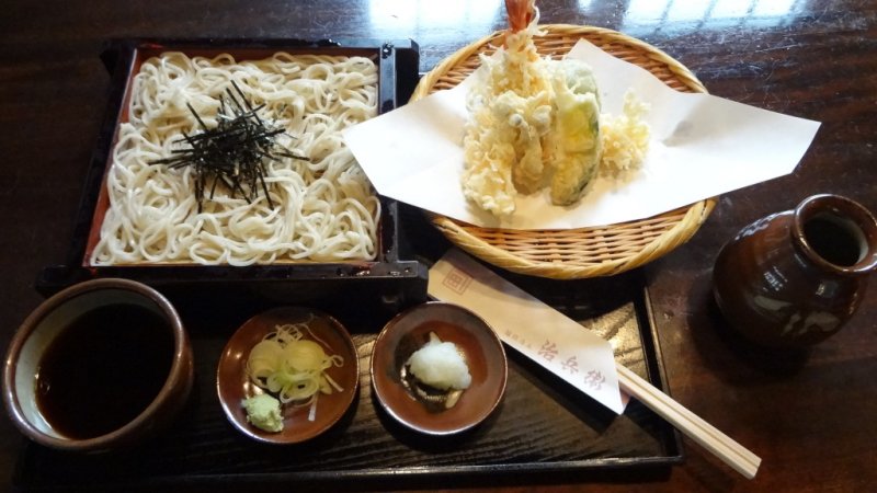 Cold soba with an assortment of tempura is 1680 yen