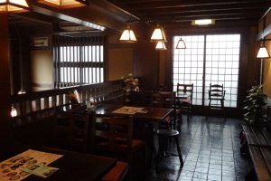 The interior is Japanese modern and has mainly table seating. This means you don’t need to take off your shoes! Isn’t that good for people who are not used to taking off their shoes?