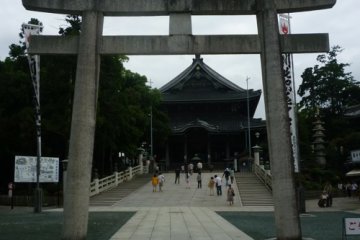Toyokawa Inari, Shinto gate