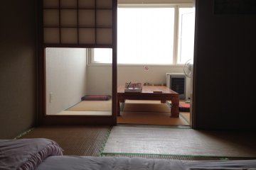 <p>ใช้เวลาคืนนั้นที่ห้องทาทามิในโยะโบะโซะ ห้องพักเหล่านี้ได้รับการปรับปรุงใหม่ตั้งแต่ปี 2011</p>