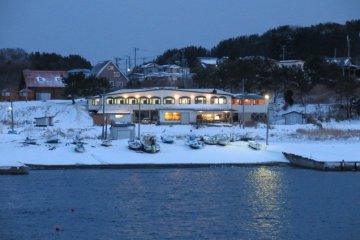 <p>ร้านอาหารและโรงแรมโยะโบะโซะปกคลุมด้วยหิมะ</p>