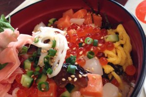 海鮮丼 / Seafood bowl (incl. ikura, shrimp, squid, salmon, egg, etc.)