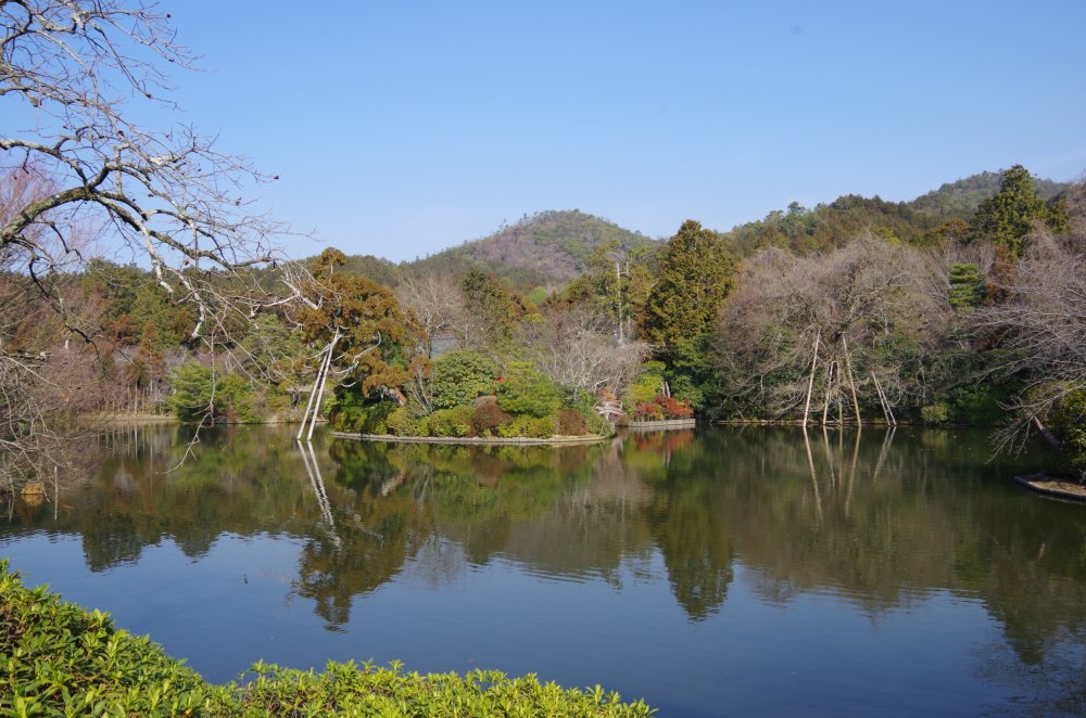 Besides the rock garden, Ryoan-ji Temple has a beautiful pond and two excursion gardens in the precinct