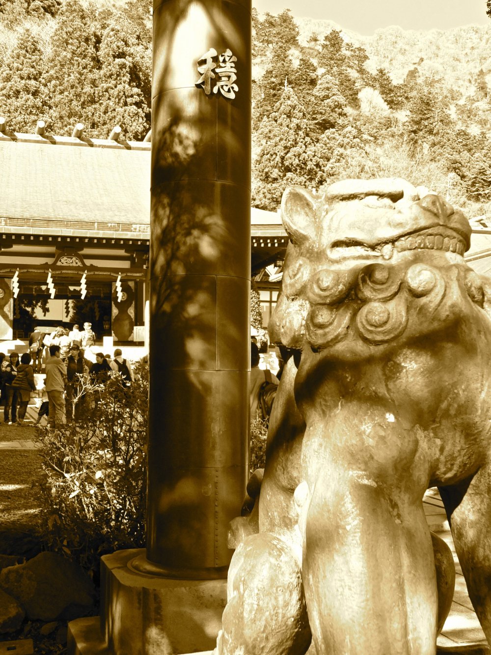 神社入口の守護像
